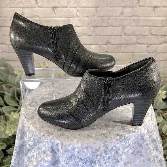 Clark’s Bendables Black Leather Layered Side-Zip RoundToe Shootie Heels WMS 6M - Picture 7 of 11